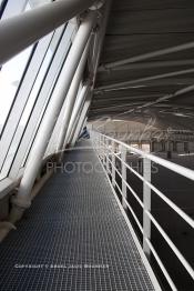 Image du Maroc Professionnelle de  Des ouvriers de STROC Industrie s'activent à la construction et la réalisation du centre de tri postal de nouaceur pour Barid Al Maghrib, Mercredi 5 Mai 2010. STROC est une société marocaine qui exerce son métier dans le domaine de l’ingénierie d’exécution pour les industries de procédé, les réalisations à son actif l’ont conduit à développer une expertise et un savoir-faire fort dans la construction ainsi que dans différents métiers afin d'offrir des solutions clé en main pour satisfaire au mieux ses clients. Parmi ces réalisations ont trouve : des unités de stockage et de traitement de produits liquides ou gazeux, installations de manutention et de traitement de produits en vrac ainsi que dans les domaines de Ingénierie Etudes, Génie Civil, Chaudronnerie, Structure Métallique, Tuyauterie, Montage, Maintenance, Bâtiments industriels, Logistiques, Tertiaires et Ouvrages d’Art. (Photo / Abdeljalil Bounhar)